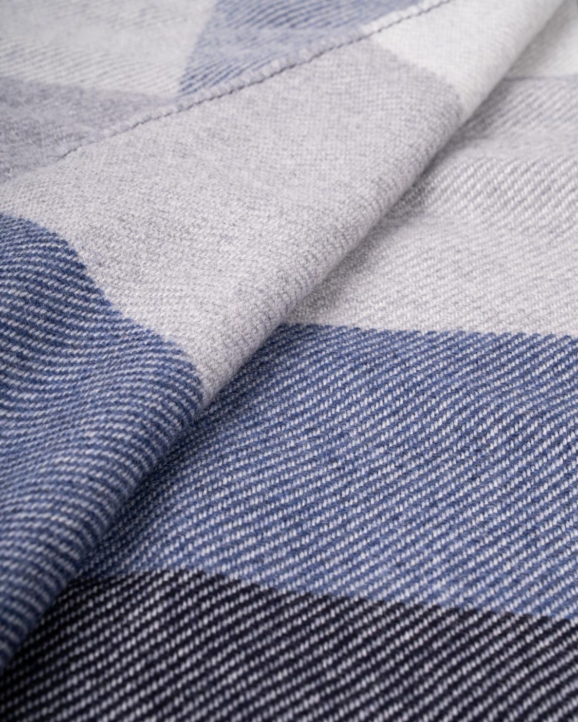shop BRUNELLO CUCINELLI  Sciarpa: Brunello Cucinelli sciarpa in twill di lana e cashmere check.
La sciarpa misura circa 45 cm in larghezza e 170 cm in lunghezza.
Composizione: 78% LANA, 22% CASHMERE.
Made in Italy.. MSC666AG-CD061 number 1070507